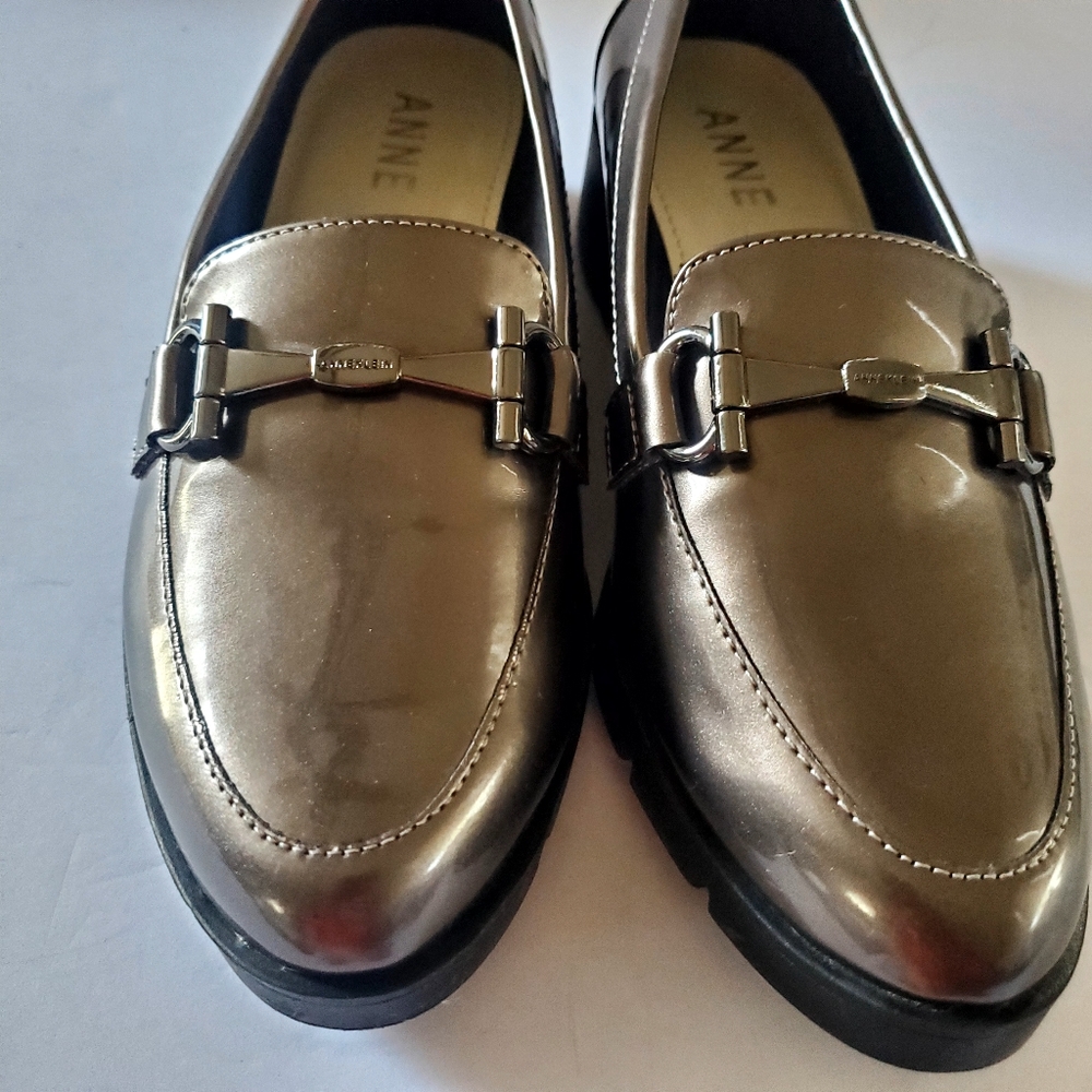 Anne Klein Size 5.5 M LALITA Smoke Patent Wedge Heel Loafers Metallic - Picture 2 of 7